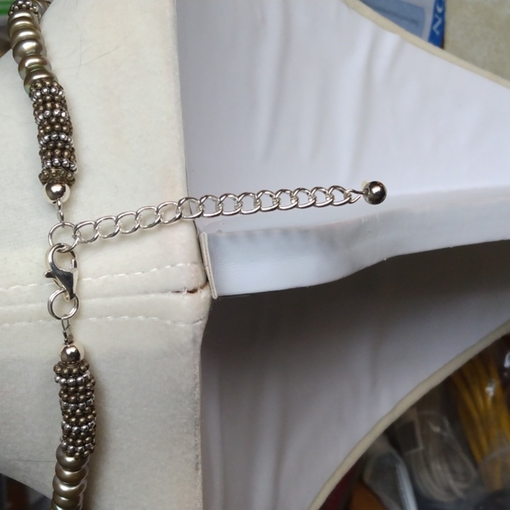 HAND CRAFTED OLIVE GREEN FRESHWATER BUTTON PEARL NECKLACE WITH FACETED QUARTZ - Picture 5 of 7